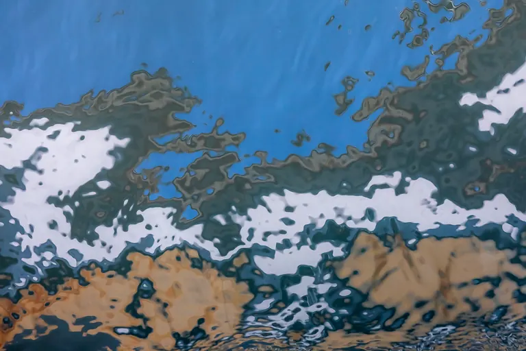 Vom Wasser gemalte Landschaft
