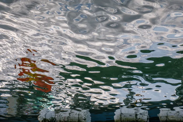 Rotes Boot im Silberhafen