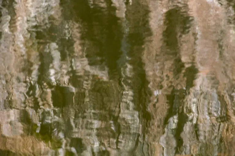 Felswand im Wasser