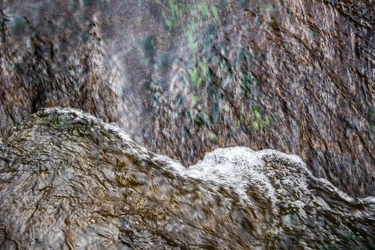 Wasser über Fels