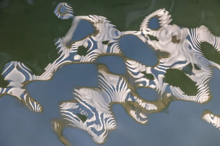 Vom Wasser gezeichnete Streifen
