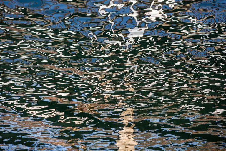 Wassermuster im Hafen