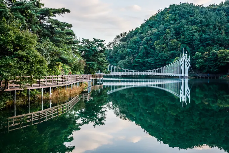 호수의 출렁다리