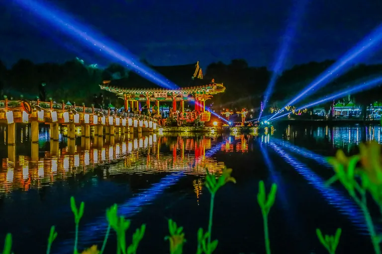 밤의 누각과 빛줄기