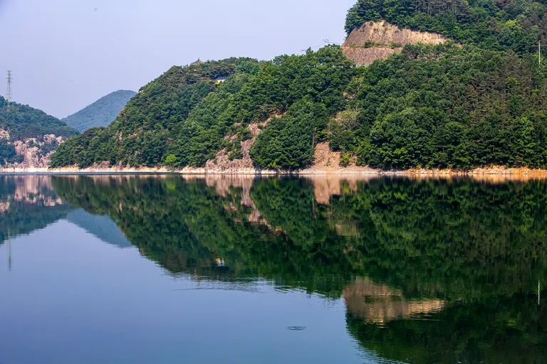 호수에 비친 산