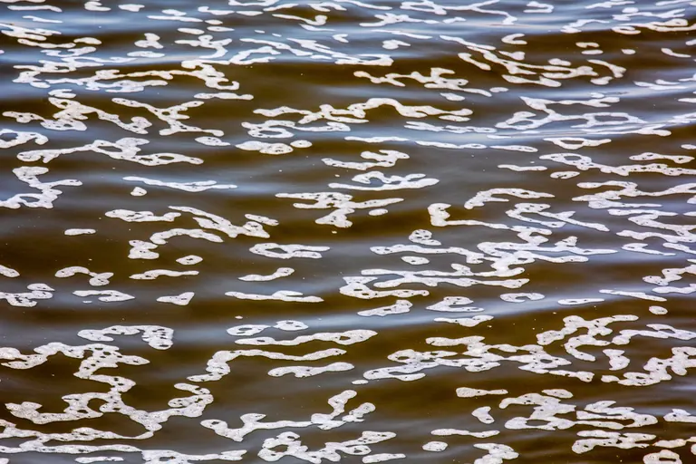 Weißer Schaum auf dem Wasser