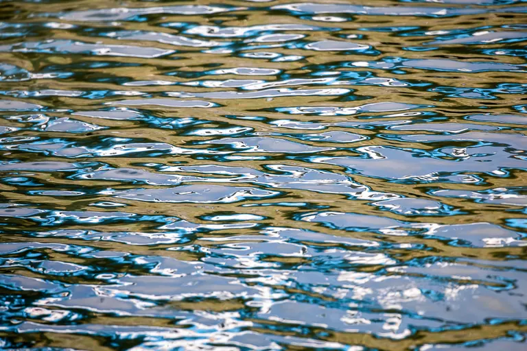 Blauer Wasserspiegel